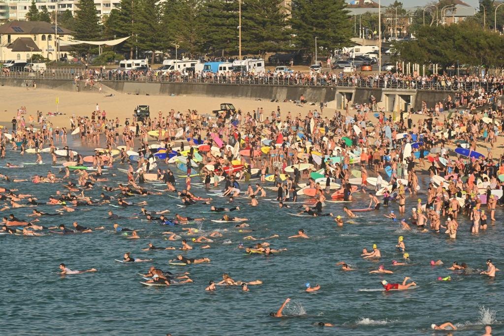 Surfer gedenken am Bondi Beach der Terroropfer. - Foto: Mick Tsikas/AAP/dpa