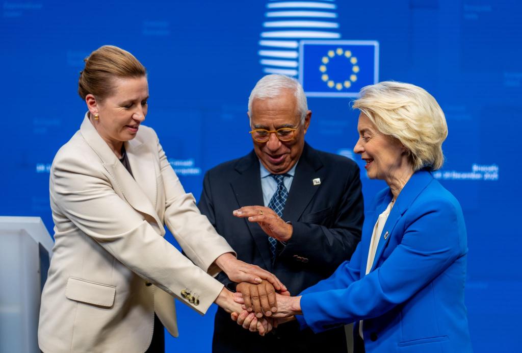 Ursula von der Leyen (r), António Costa und Mette Frederiksen bei der Pressekonferenz nach dem EU-Gipfel. - Foto: Michael Kappeler/dpa