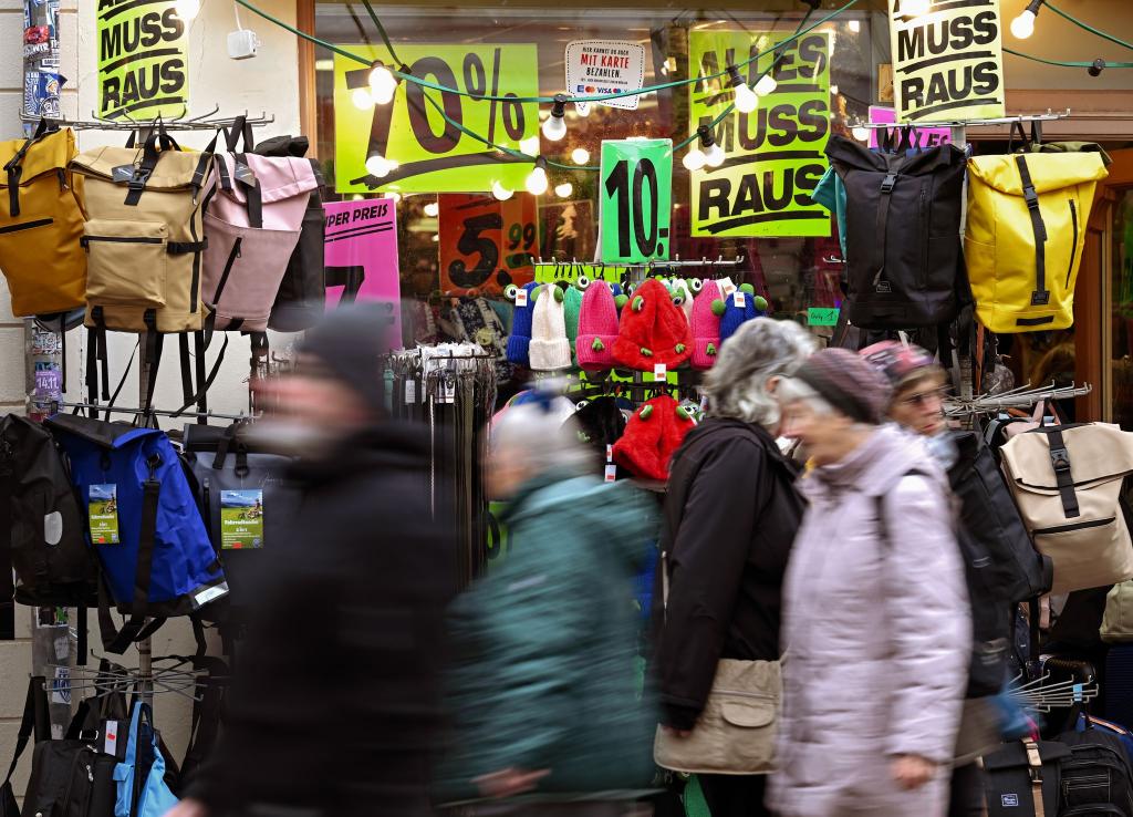 Sparen und auf größere Anschaffungen verzichten, das ist zurzeit das Credo der Verbraucherinnen und Verbraucher. (Archivbild) - Foto: Soeren Stache/dpa/ZB