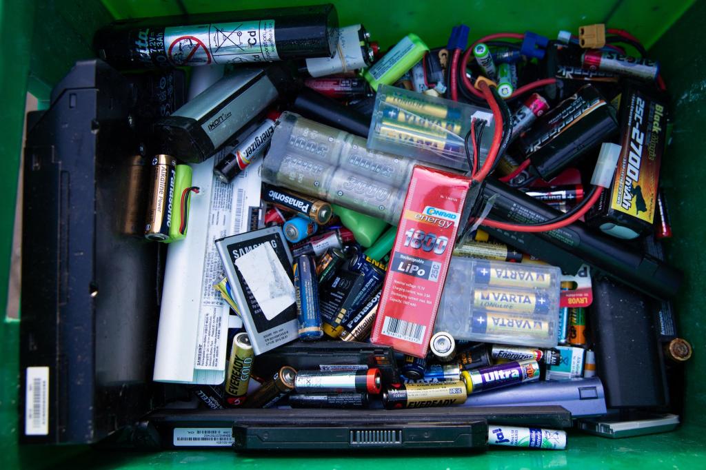 Alte Batterien müssen fachgerecht entsorgt werden. - Foto: Christian Charisius/dpa