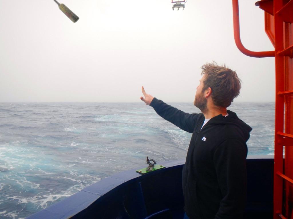 Geowissenschaftler Klages ist immer noch erstaunt und froh, dass die Flaschenpost die lange Reise überstand und gefunden wurde. - Foto: Thomas Ronge/Alfred-Wegener-Institut /dpa