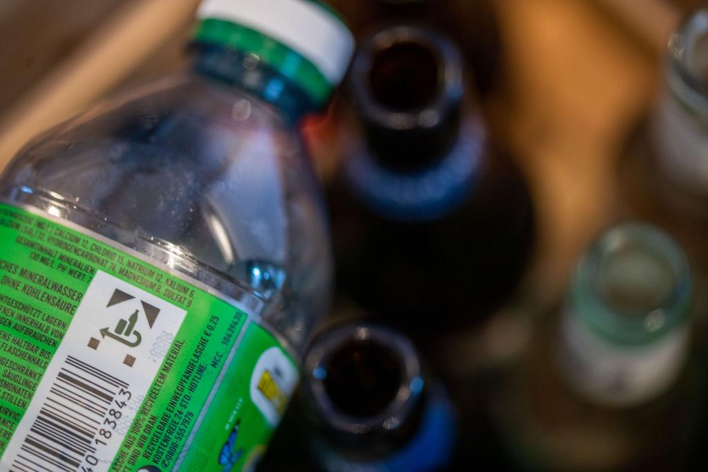 Sein Pfandflaschen-Geld spendete ein Obdachloser an ein Frauenhilfswerk. (Symbolbild) - Foto: Lino Mirgeler/dpa