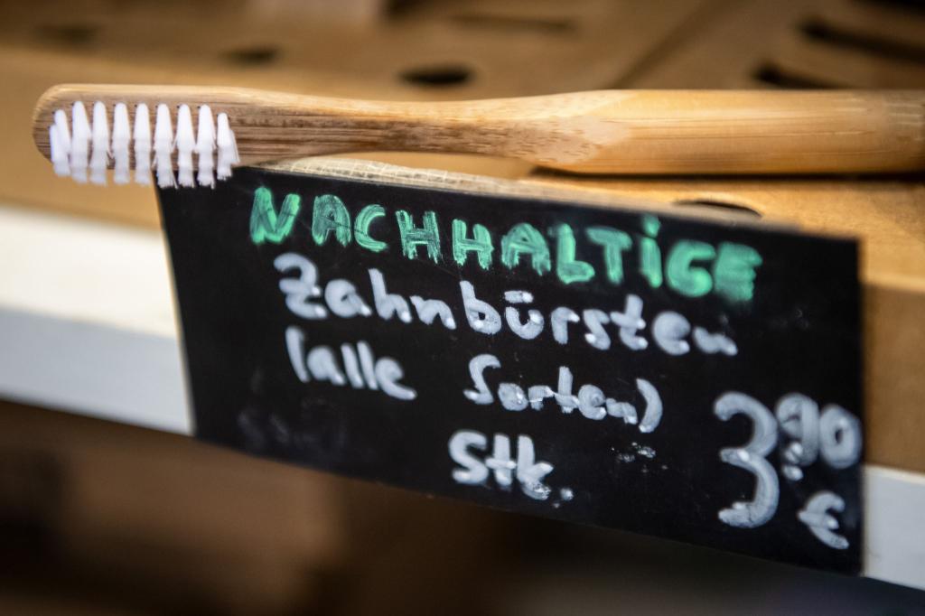 Für einen Teil der Konsumentinnen und Konsumenten spielt die Frage, ob ein Produkt das Kriterium «Nachhaltigkeit» erfüllt, eine Rolle bei der Kaufentscheidung. (Symbolbild) - Foto: Sina Schuldt/Deutsche Presse-Agentur GmbH/dpa