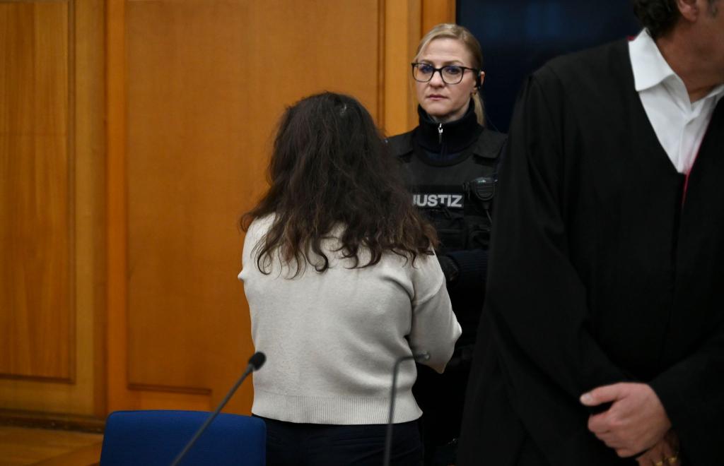 Nach bereits rund einem Dutzend Verhandlungsterminen hat der Prozess gegen die angehende Notfallsanitäterin nun von vorn begonnen. - Foto: Katharina Kausche/dpa