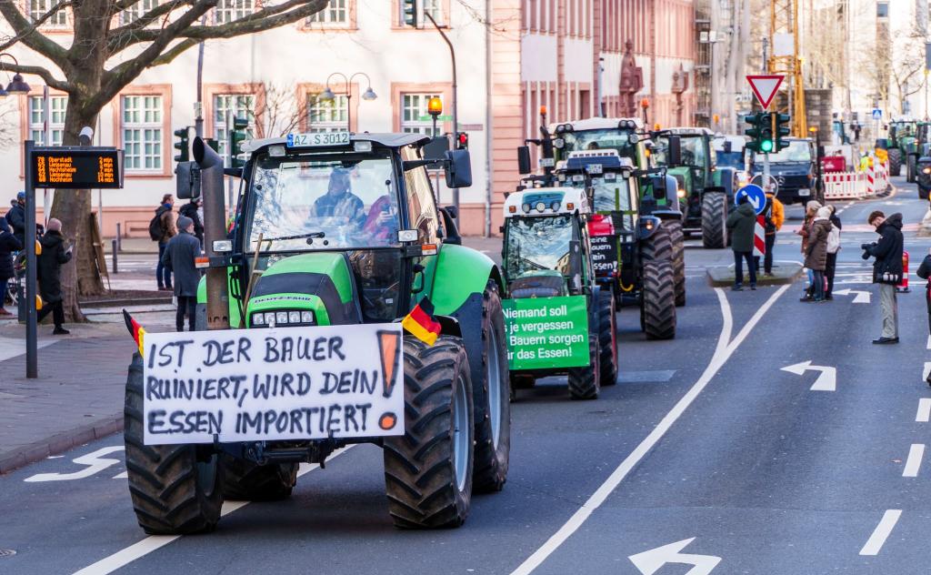 Bauern waren gegen die Streichung auf die Straße gegangen, nun wird sie zurückgenommen. (Archivbild) - Foto: Andreas Arnold/dpa