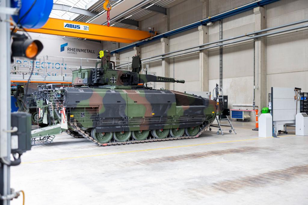Ein Puma-Schützenpanzer in einer Halle des Rheinmetall-Werks im niedersächsischen Unterlüß. - Foto: Michael Matthey/dpa