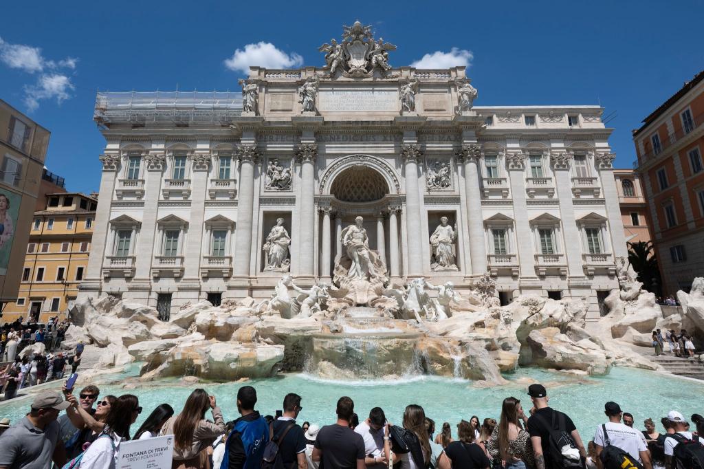 Am Trevi-Brunnen herrscht stets dichtes Gedränge. (Archivbild) - Foto: Marijan Murat/dpa