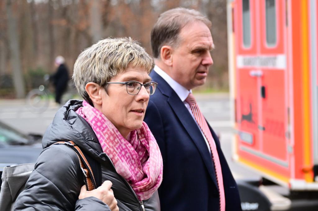 Kramp-Karrenbauer setzt sich gegen Krings durch. - Foto: Sebastian Christoph Gollnow/dpa