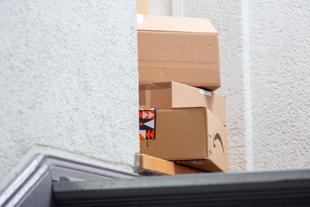 Zu Weihnachten werden wieder jede Menge Pakete geliefert. (Symbolbild) - Foto: Fernando Gutierrez-Juarez/dpa