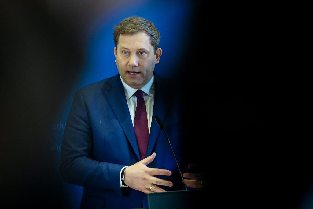 Bundesfinanzminister Lars Klingbeil: «Unsere Autobauer haben Nachholbedarf.» - Foto: Kay Nietfeld/dpa