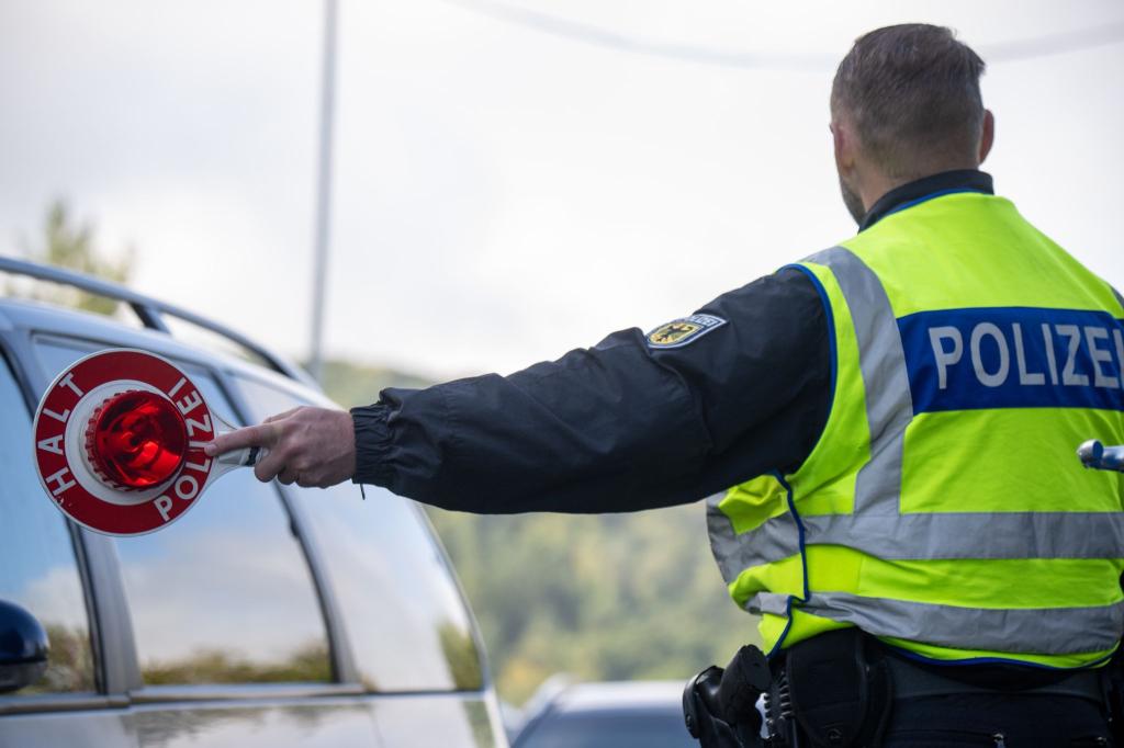 Binnengrenzkontrollen sind im Schengen-Raum eigentlich nicht vorgesehen. Bundesinnenminister Alexander Dobringt (CSU) will daran nach eigener Aussage aber vorerst festhalten. (Archivfoto) - Foto: Harald Tittel/dpa