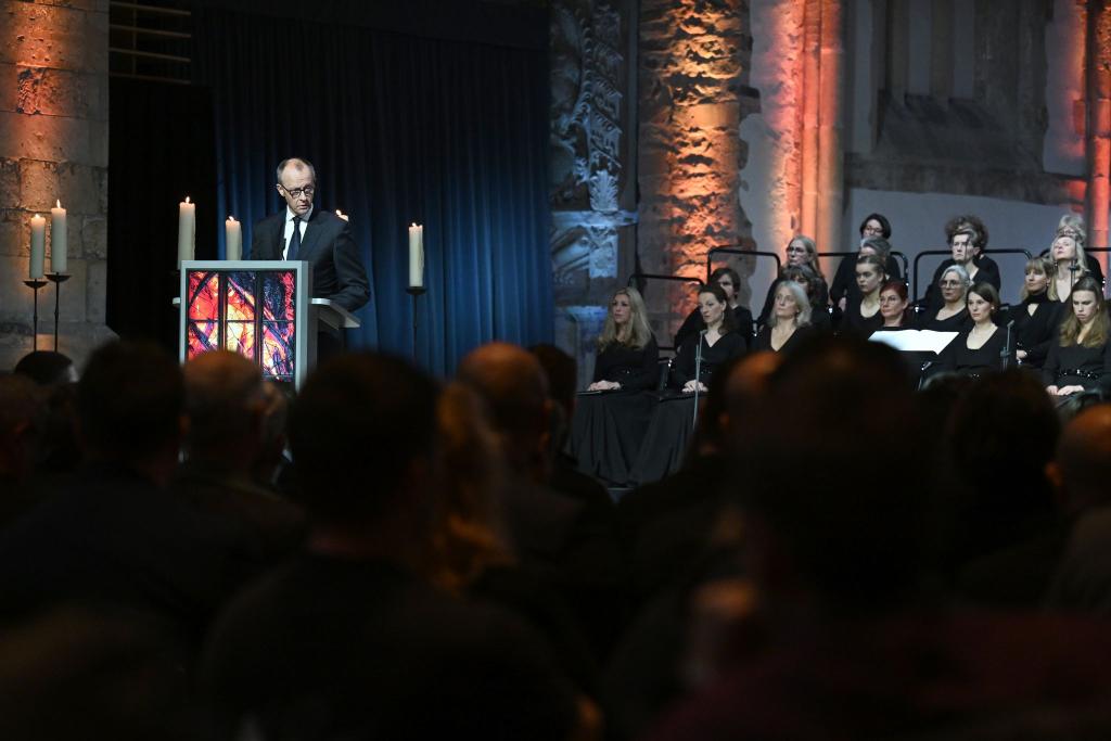 Bundeskanzler Friedrich Merz (CDU) spricht in der Johanniskirche bei der Gedenkveranstaltung für Betroffene und Hinterbliebene ein Jahr nach dem Anschlag auf dem Magdeburger Weihnachtsmarkt. - Foto: Hendrik Schmidt/dpa