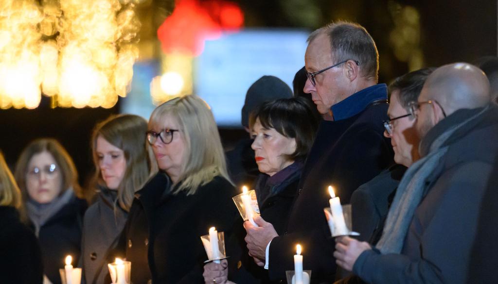 Bundeskanzler Friedrich Merz, seine Ehefrau Charlotte Merz und Simone Borris , Oberbürgermeisterin von Magdeburg, nehmen ein Jahr nach dem Anschlag auf dem Magdeburger Weihnachtsmarkt an einer Lichterkette nach der Gedenkveranstaltung in der Johanniskirche teil. - Foto: Hendrik Schmidt/dpa