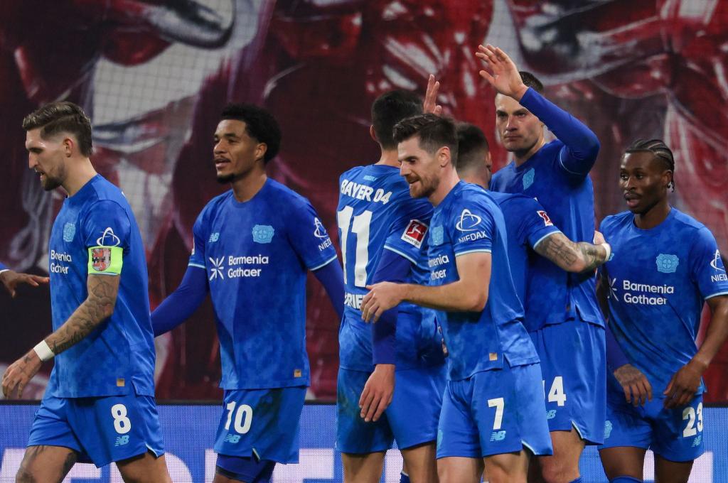 Leverkusens Spieler um Torschütze Patrik Schick (2.v.r., Bayer Leverkusen) jubeln nach dem Führungstreffer. - Foto: Jan Woitas/dpa