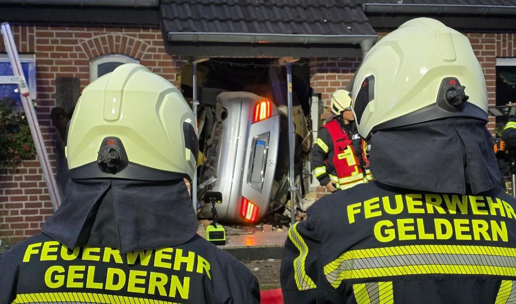 Das Auto durchschlug den Eingangsbereich. - Foto: Guido Schulmann/tv-niederrhein/dpa