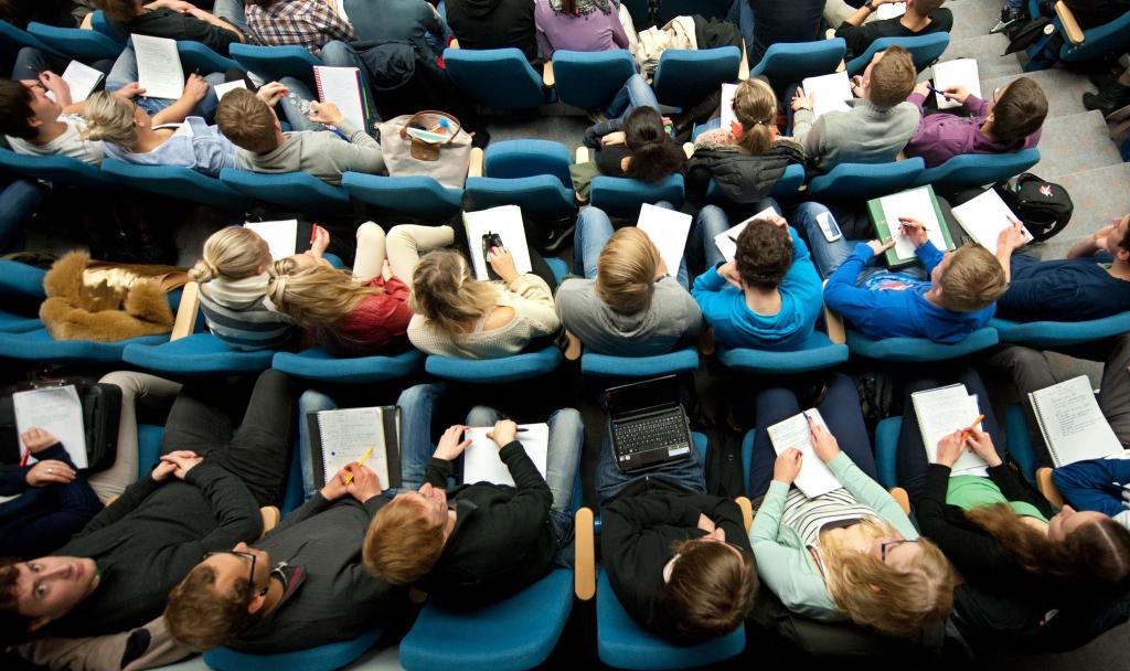 Das Erasmus-Programm ist vor allem für Auslandsaufenthalte von Studierenden bekannt. (Symbolbild) - Foto: Julian Stratenschulte/dpa