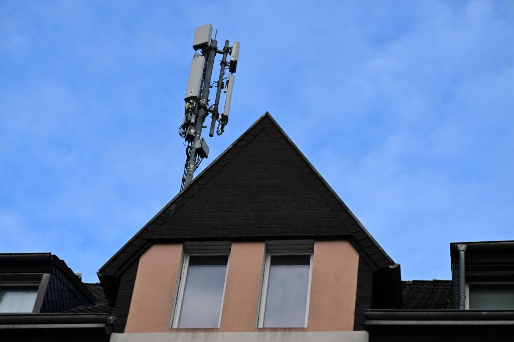 Mobilfunk-Antennen auf einem Düsseldorfer Wohnhaus - auch hier dürfte der Datenverkehr gestiegen sein. - Foto: Wolf von Dewitz/dpa