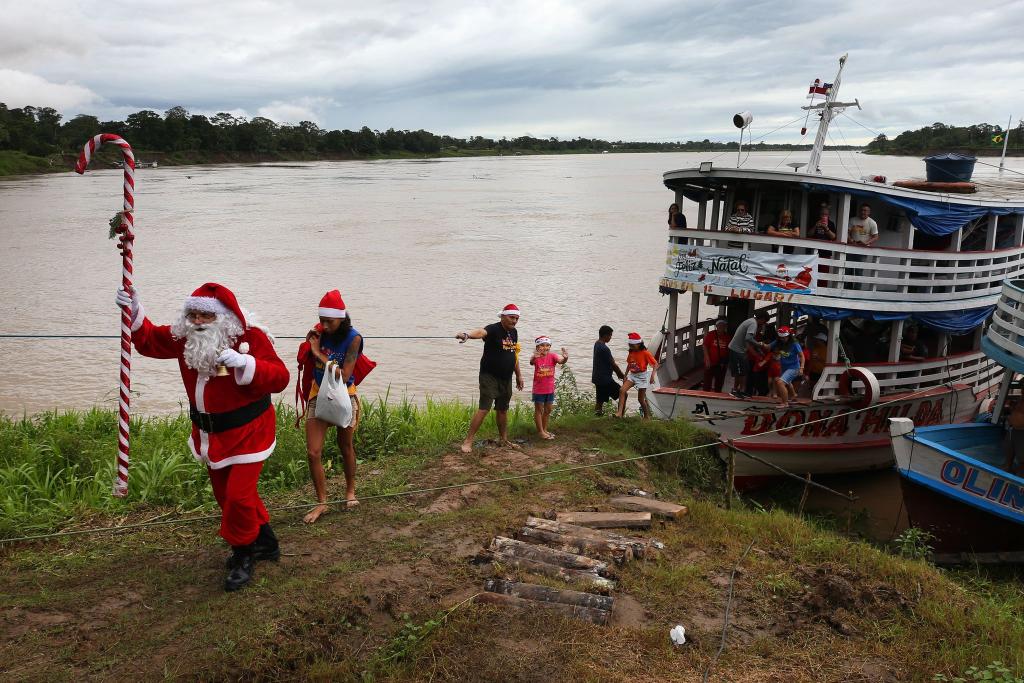 Brasilien: Weihnachtsmann überrascht Kinder in Flussgemeinde Careiro da Varzea - Foto: Edmar Barros/AP/dpa