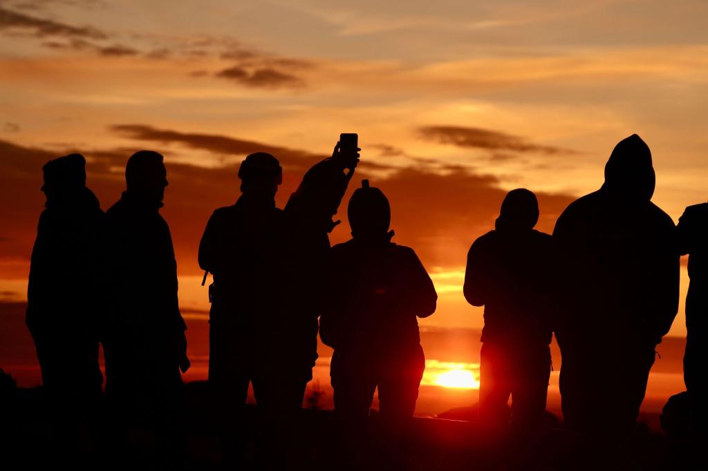 Wintersonnenwende: Wanderer erleben auf dem Brocken im Harz den Sonnenaufgang am kürzesten Tages des Jahres. - Foto: Matthias Bein/dpa