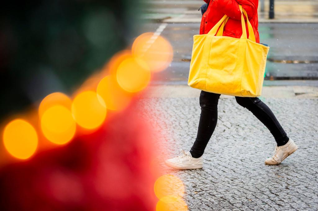 Insgesamt zeigen sich bislang nur 17 Prozent der Unternehmen mit dem Verlauf des Weihnachtsgeschäfts zufrieden. - Foto: Christoph Soeder/dpa