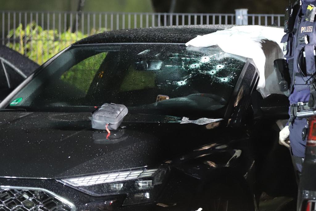 Durch die Windschutzscheibe wurden Schüsse auf einen Mann abgegeben. - Foto: Sascha Thelen/dpa