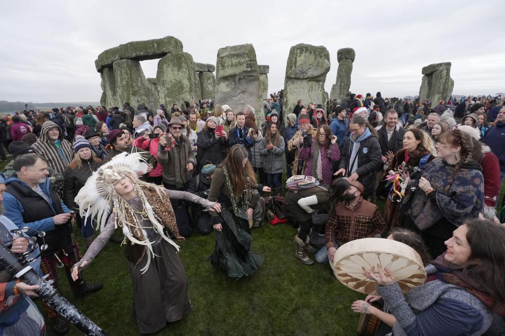 Menschen feiern die Wintersonnenwende am prähistorischen Monument von Stonehenge. - Foto: Andrew Matthews/PA Wire/dpa