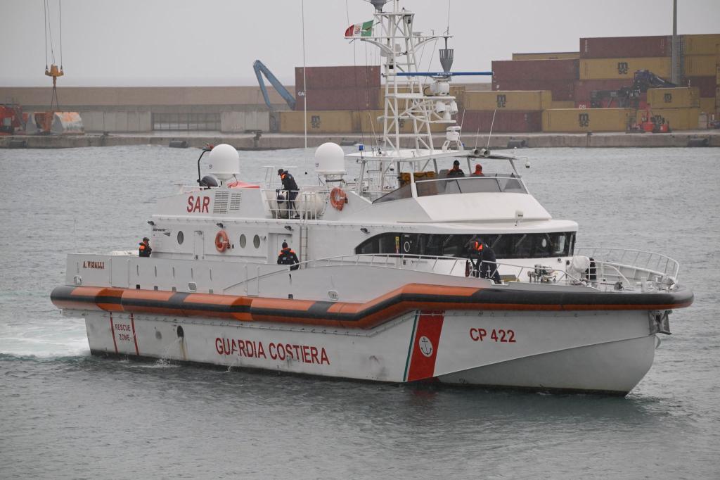 Ein Schiff der italienischen Küstenwache hat 50 Menschen vor Lampedusa gerettet. (Archivbild) - Foto: Valeria Ferrario/AP/dpa