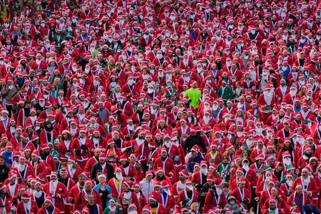 Starke Konkurrenz herrscht beim Weihnachtsmannrennen in Madrid. - Foto: Manu Fernandez/AP/dpa