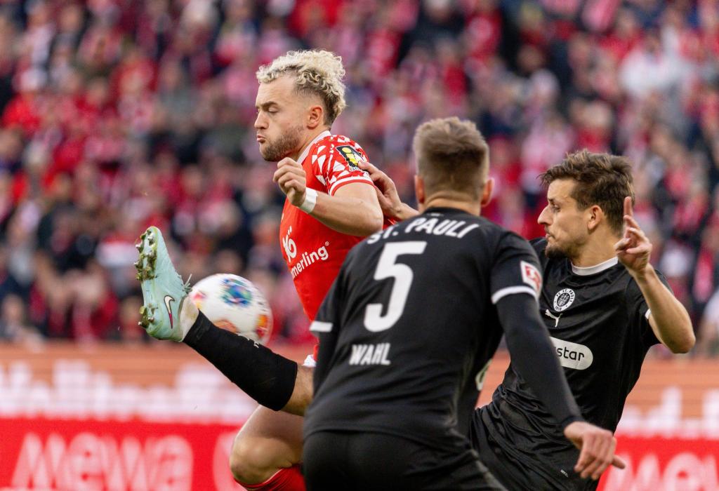 Lieferten sich ein umkämpftes Kellerduell: Mainz 05 und der FC St. Pauli. - Foto: Torsten Silz/dpa