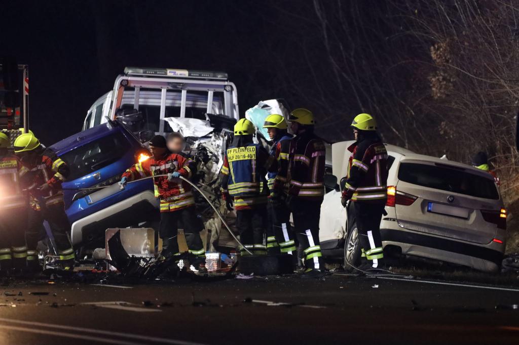 Auf der Bundesstraße 2 in Mittelfranken gab es einen schweren Verkehrsunfall. - Foto: Felix Besold/NEWS5/dpa