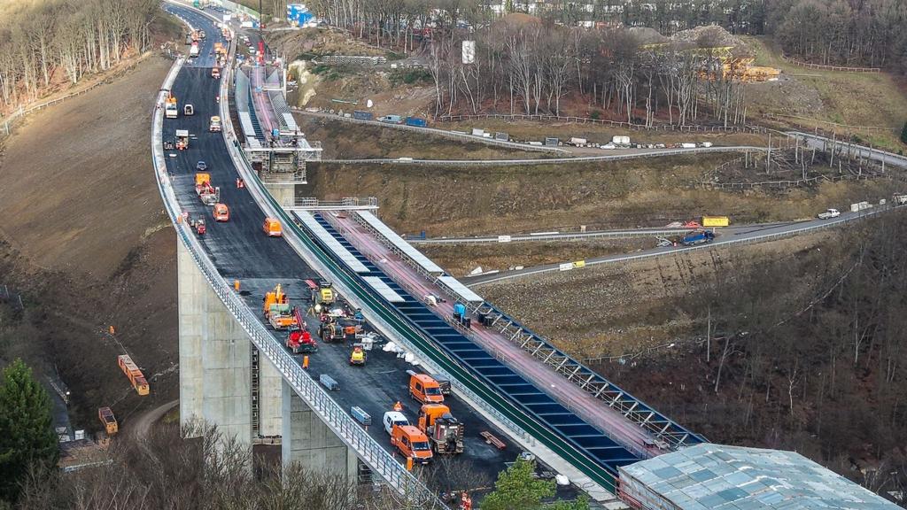 Überall Fahrzeuge und Arbeiter: Die Baufirmen haben die neue Brücke im Rekordtempo hochgezogen. - Foto: Alex Talash/dpa