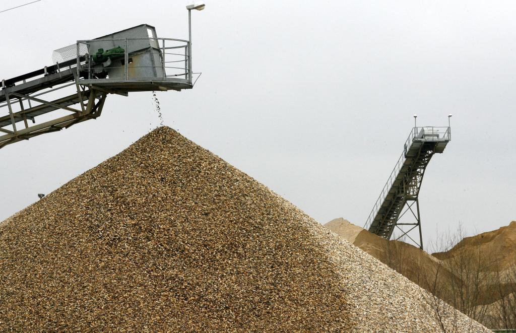 Kies und Sand sind weiter der in Deutschland am häufigsten gewonnene Rohstoff. Doch die Fördermenge schrumpft. (Symbolbild) - Foto: Roland Weihrauch/dpa