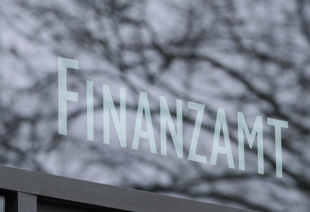 Das Stuttgarter Finanzamt. Bundesweit ist die Zahl der Klagen gegen Steuerbescheide stark gesunken. (Symbolbild) - Foto: Bernd Weißbrod/dpa