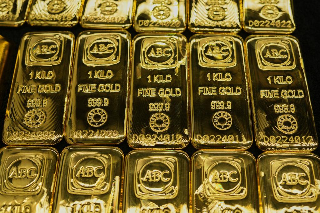 Der Goldpreis ist auf mehr als 4.400 US-Dollar gestiegen. - Foto: Mark Baker/AP/dpa