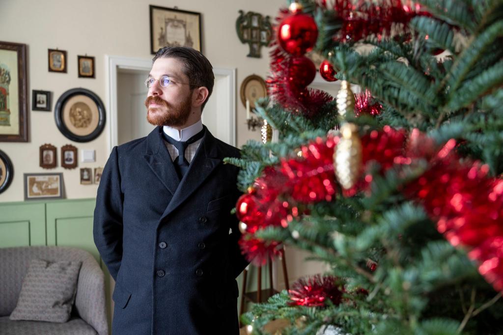Schon länger hat Valerio Bonanno seine Wohnung mit Möbeln aus der Kaiserzeit eingerichtet und trägt nur Kleidung von damals - jetzt hat er erstmals auch ein Weihnachtszimmer aus der Epoche um 1900 nachgestellt. - Foto: Thomas Banneyer/dpa