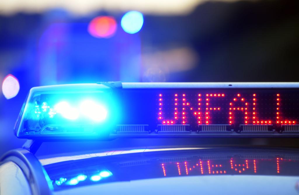 Auf der A44 bei Jülich ist es am Morgen zu einem schweren Verkehrsunfall gekommen (Archivbild). - Foto: Stefan Puchner/dpa