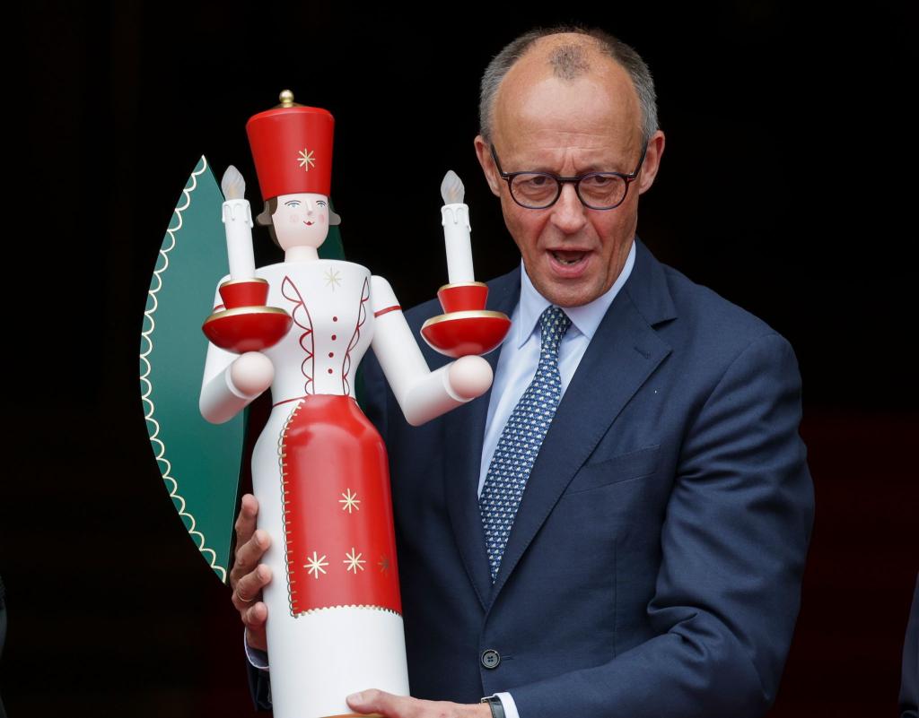 Kanzler Friedrich Merz (CDU) feiert mit Gattin, Kindern und Enkelkindern ganz traditionell Weihnachten. (Archivbild) - Foto: Jan Woitas/dpa