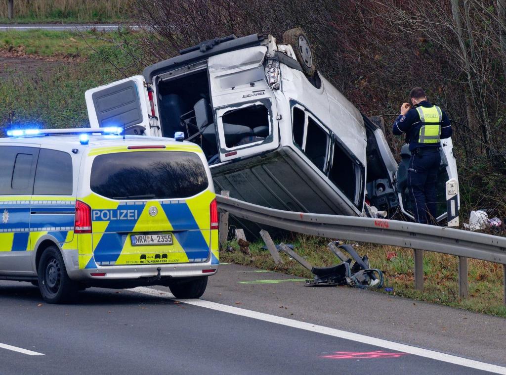 Der Transporter überschlug sich bei dem Unfall. - Foto: Henning Kaiser/dpa