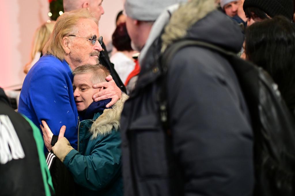 Seit 1995 organisiert der Sänger Frank Zander Weihnachtsessen für Arme und Obdachlose. - Foto: Sebastian Christoph Gollnow/dpa