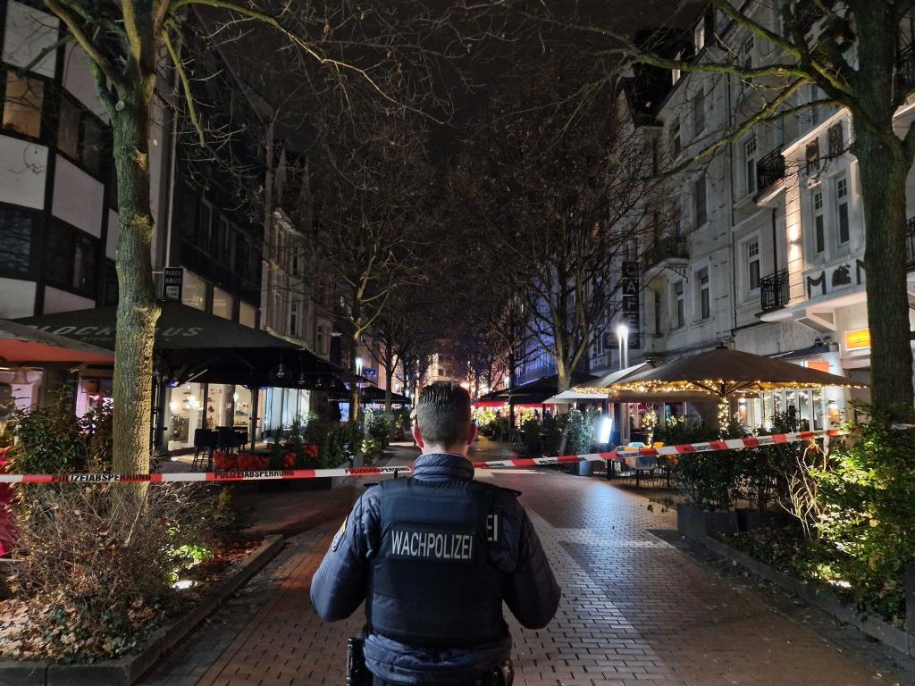 Ein Auto soll in der Gießener Innenstadt in eine Bushaltestelle gefahren sein, vier Menschen werden laut Polizei verletzt. - Foto: Carolin Eckenfels/dpa