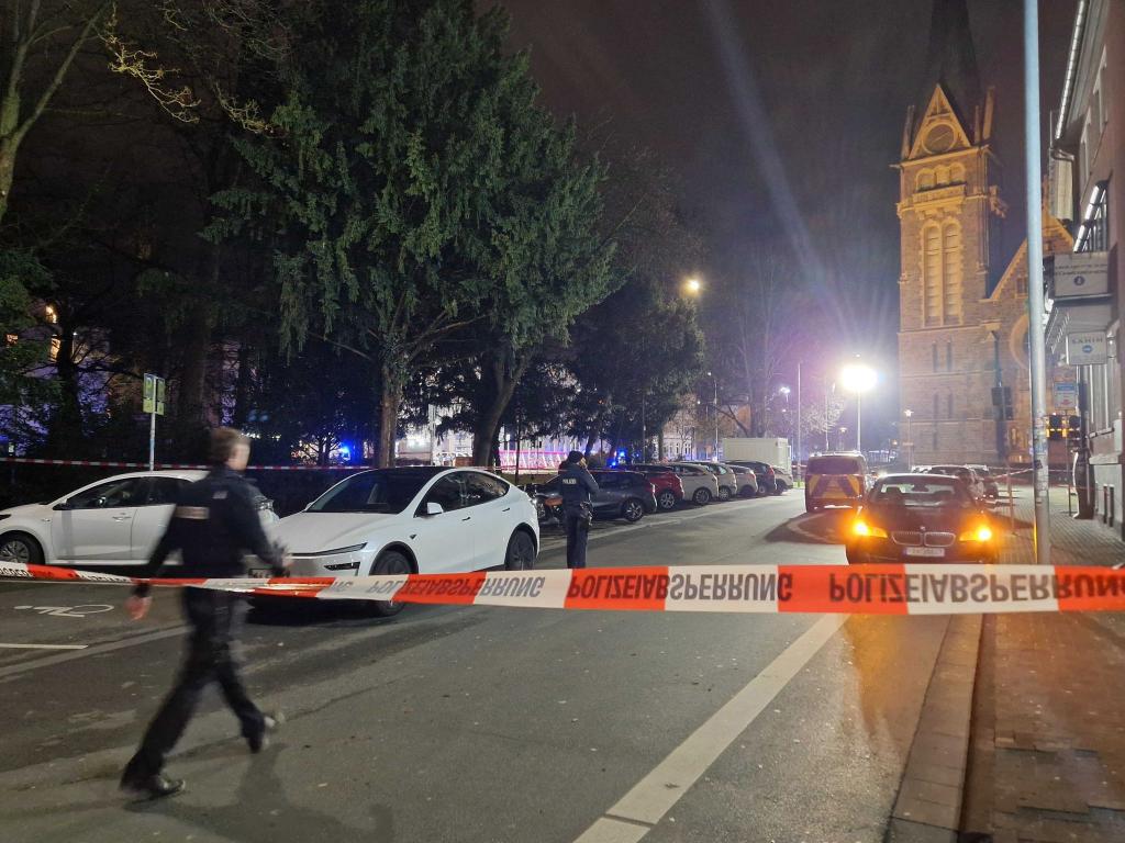 Nach dem Vorfall in der Gießener Innenstadt mit vier Verletzten hat die Polizei neue Ermittlungsergebnisse genannt. - Foto: Carolin Eckenfels/dpa