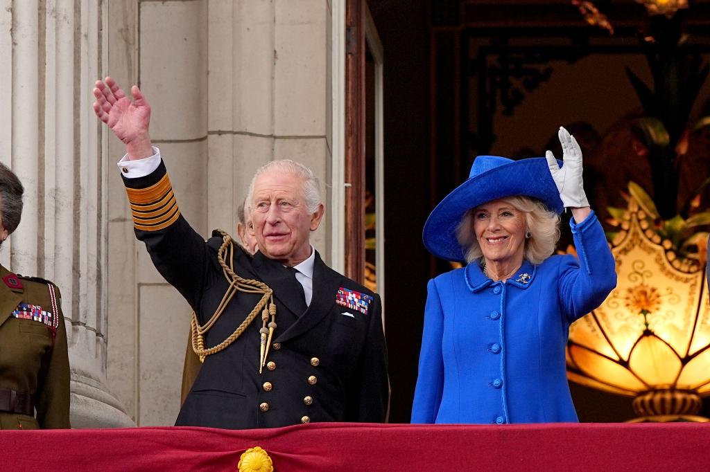 König Charles und Königin Camilla laden zum Weihnachtsfest. (Archivbild) - Foto: Aaron Chown/PA Wire/dpa