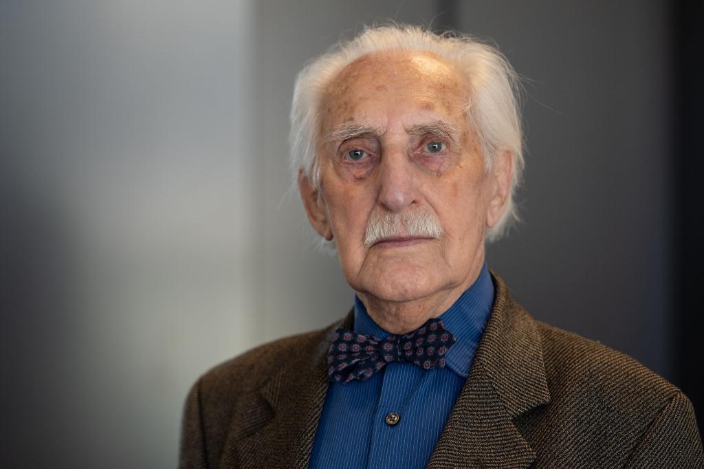 Der Holocaust-Überlebende Leon Weintraub äußert sich auch im hohen Alter zu politischen Ereignissen. (Archivbild) - Foto: Swen Pförtner/dpa