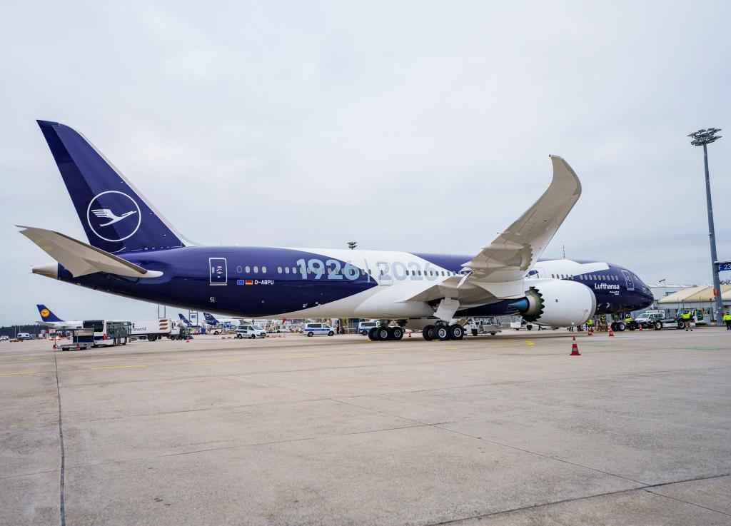Sechs Flugzeuge will die Lufthansa mit einer Sonderlackierung versehen, die das Kranich-Symbol mit der 100 und den Jahreszahlen 1926 und 2026 verbindet. - Foto: Andreas Arnold/dpa