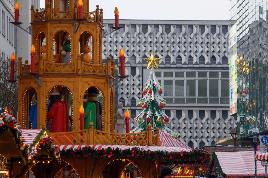 Der Magdeburger Weihnachtsmarkt ist noch bis zum 29. Dezember geöffnet. (Archivbild) - Foto: Klaus-Dietmar Gabbert/dpa
