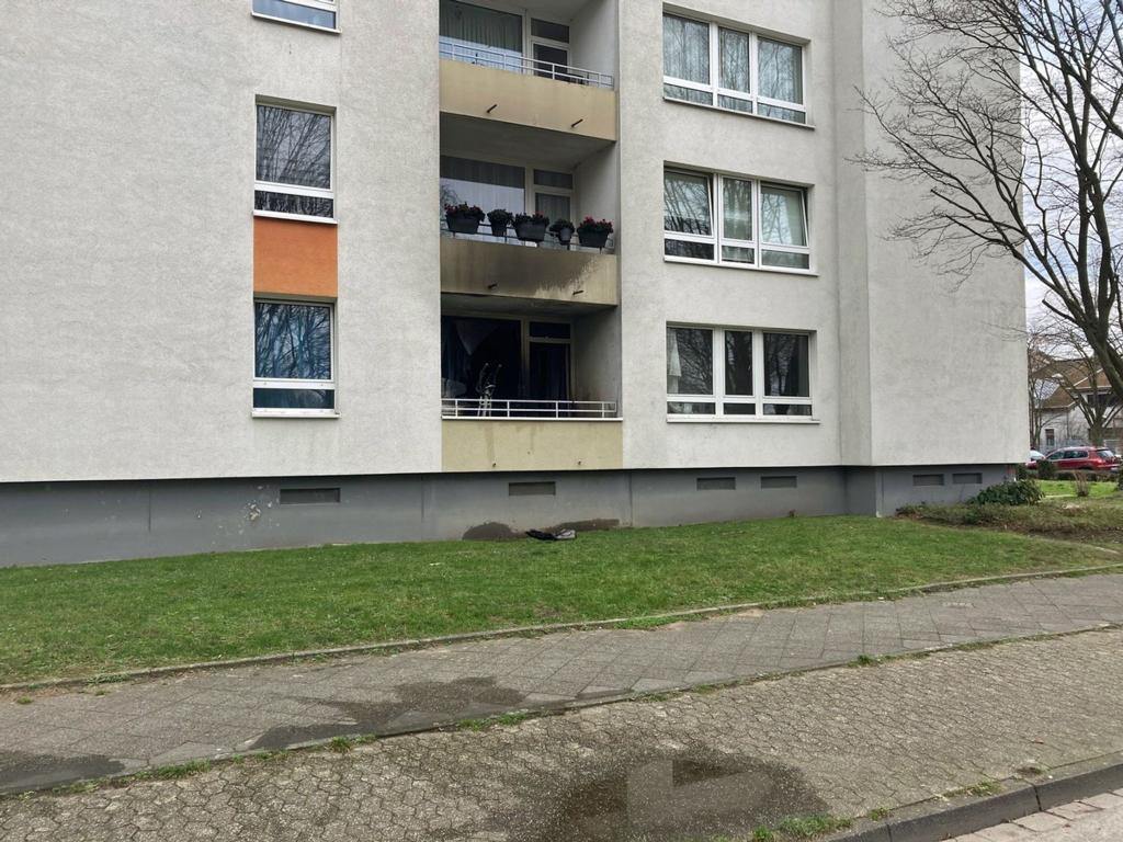 Spuren des Wohnungsbrands an der Fassade. - Foto: Polizei Mettmann/dpa