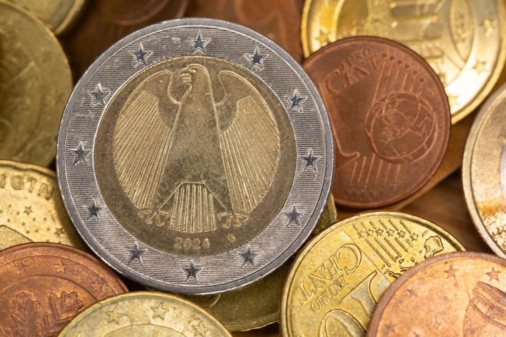 Die Eurostaaten stellen Jahr für Jahr neue Münzen im Milliardenwert her. (Symbolbild) - Foto: Fernando Gutierrez-Juarez/dpa