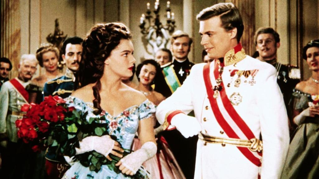 Der österreichische Kaiser Franz Joseph (Karlheinz Böhm) bittet Sissi (Romy Schneider) um ihre Hand - Szene aus dem Film «Sissi». Der österreichische Film aus dem Jahr 1955 wird am heutigen Heiligabend und am ersten Weihnachtsfeiertag bei RTL ausgestrahlt. - Foto: -/RTL+/dpa