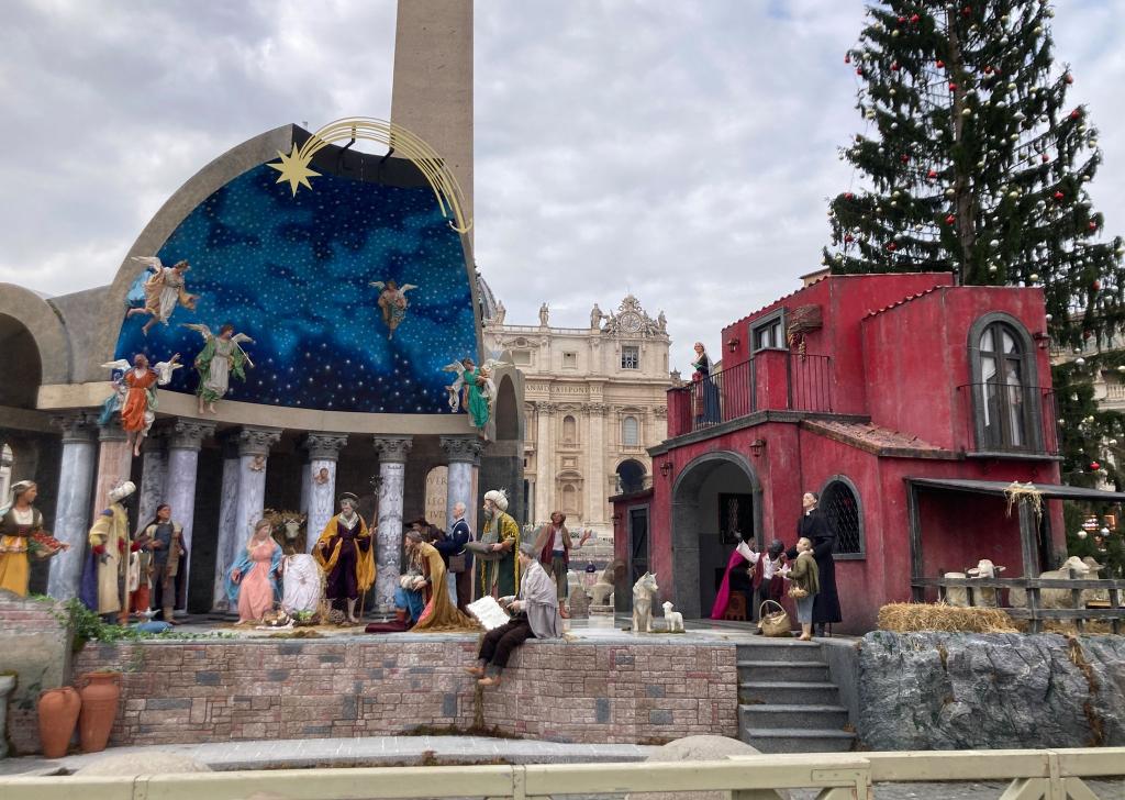 Die Krippe am Petersplatz lockt derzeit zahlreiche Besucher an. - Foto: Sabine Dobel/dpa