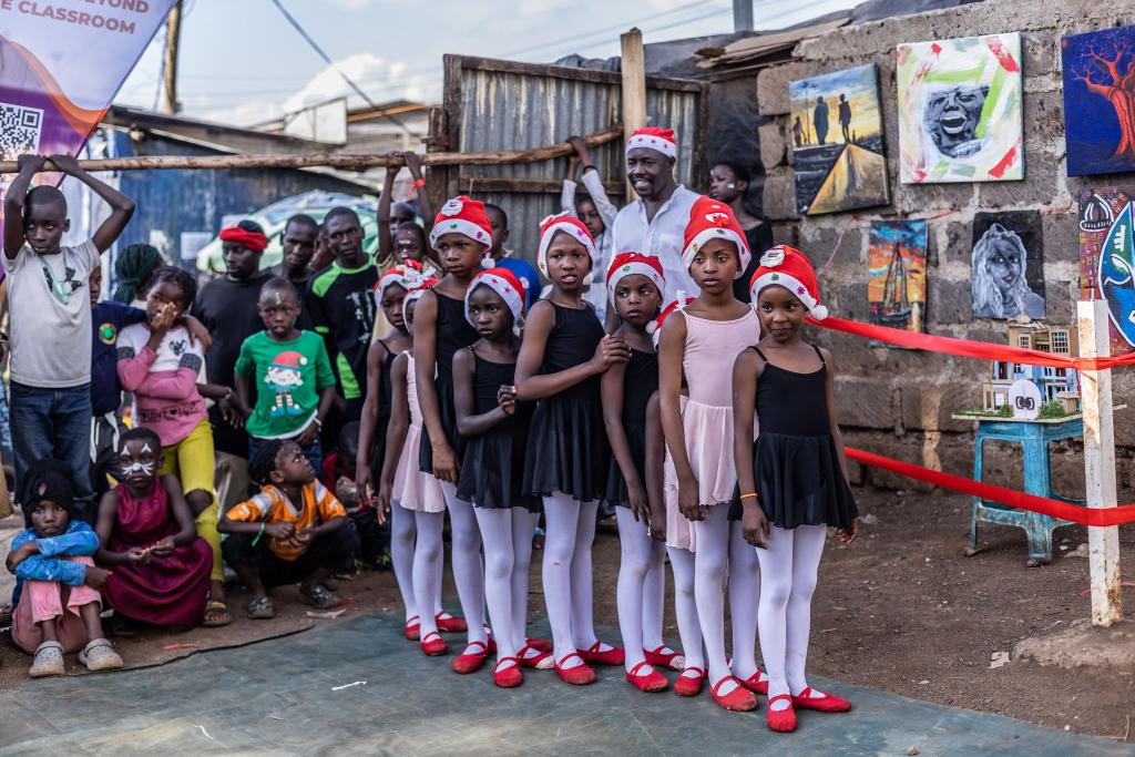 Weihnachtszauber in Kenia: Junge Tänzer bei ihrem großen Auftritt - Foto: Samson Otieno/AP/dpa